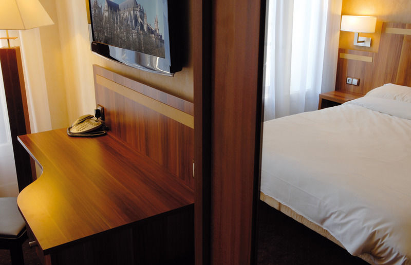 Hotel The Originals Du Grand Monarque Nantes Gare Bagian luar foto