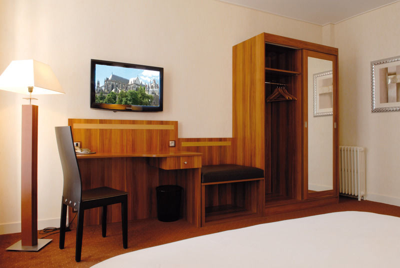 Hotel The Originals Du Grand Monarque Nantes Gare Bagian luar foto