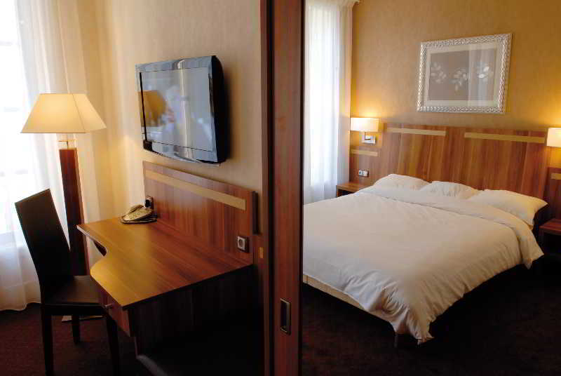Hotel The Originals Du Grand Monarque Nantes Gare Bagian luar foto